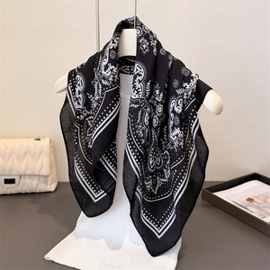 Eleganter schwarz-weißer Paisley-Druck quadratischer Schal auf einer Schaufensterpuppe