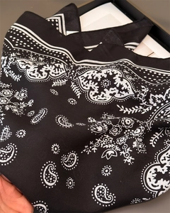 Nahaufnahme des schwarz-weißen Paisley-Halstuchs mit weicher Twill-Stoffstruktur