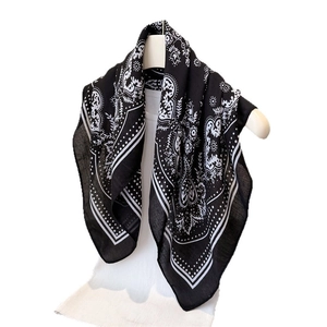 Eleganter Fischgräten Schal mit schwarz-weißem Paisley-Muster im Boho-Stil