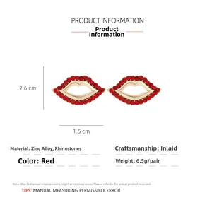 Vue détaillée des boucles d'oreilles lèvres rouges en cristal avec dimensions de 2,6cm