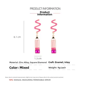 Détail des boucles d'oreilles crayon rose avec dimensions 6,1x1,3cm et matériaux