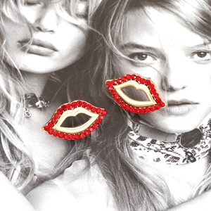 Boucles d'oreilles chic lèvres rouges en strass et base dorée pour femmes élégantes