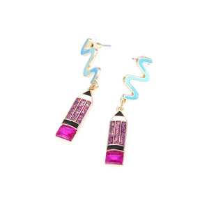 Détail de boucles d'oreilles crayon créatives avec paillettes violettes et strass rose