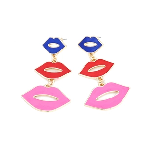 Dettaglio di orecchini a labbra stratificate in smalto blu rosso e rosa
