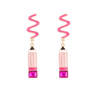 Boucles d'oreilles crayon rose créatives avec cristaux colorés et émail sur blanc