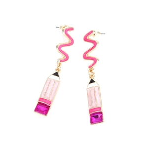 Boucles d'oreilles crayon en émail coloré avec cristaux et détails dorés ondulés