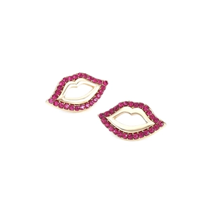 Boucles d'oreilles lèvres dorées avec strass rose vif sur un fond blanc pour femmes chic