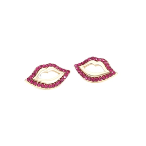 Détail macro de boucles d'oreilles lèvres rouges avec strass roses sur base dorée