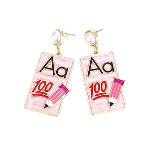 Détails des boucles d'oreilles en émail thème école avec crayon rose et perles
