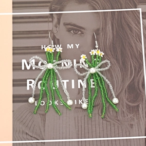 Boucles d'oreilles artisanales en perles avec marguerite et nœud sur magazine de mode