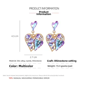Vue détaillée de grandes boucles d'oreilles cœur en cristal, dimensions 4,5 cm par 2,7 cm