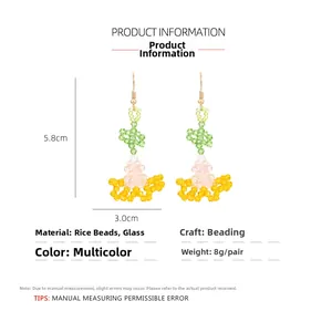 Vue détaillée de boucles d'oreilles fleuries faites main avec mesures de 5,8 cm de long