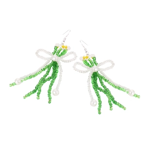 Boucles d'oreilles nœuds en perles vertes et blanches avec fleurs et perles nacrées