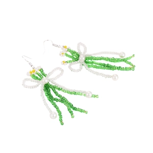 Boucles d'oreilles marguerites faites main avec nœud vert et pompon floral perlé chic