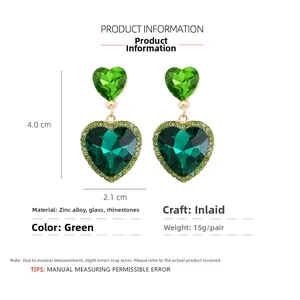 Dettaglio orecchini a cuore verde con dimensioni di 4,0 cm di altezza e 2,1 cm di larghezza