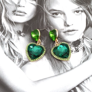 Eleganti orecchini a cuore in cristallo verde con strass scintillanti e base oro