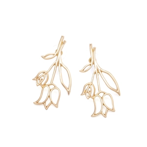 Boucles d'oreilles tulipes creuses dorées vintage avec détails de feuilles sur blanc