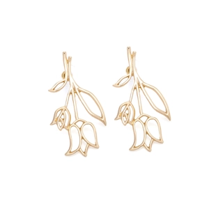Vue détaillée des boucles d'oreilles tulipes ajourées avec design floral vintage