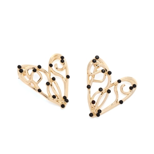 Détail de boucles d'oreilles cœur vintage dorées avec ruban ajouré et petites perles noires