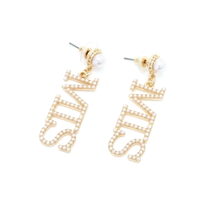 Détail de boucles d'oreilles SMILE dorées avec incrustation de perles et clous élégants