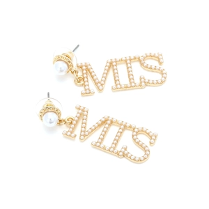 Détail des boucles d'oreilles MIS avec cadre en alliage doré et perles blanches incrustées