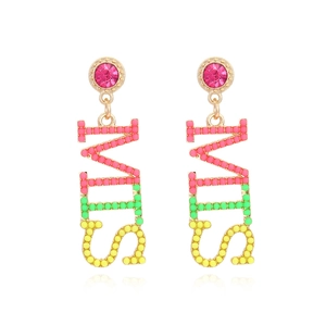 Boucles d'oreilles lettre MIS colorées avec pierres roses et accents perlés dorés