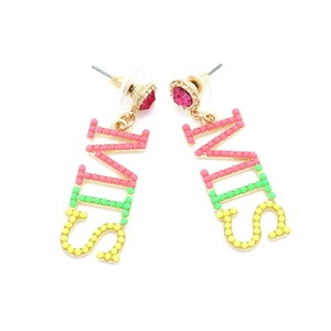 Détail des boucles d'oreilles KISS avec perles colorées et clous en strass rose vif