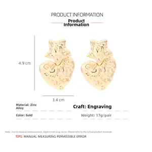 Vue détaillée des boucles d'oreilles dorées avec étoile, cœur et texture martelée