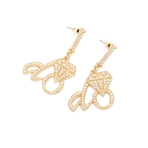 Détail de boucles d'oreilles I do avec perles et forme de bague diamant en fini doré