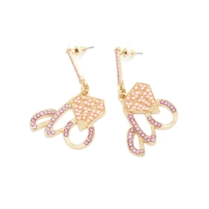 Boucles d'oreilles pendantes Ido en cristal rose et plaqué or avec détails en perles