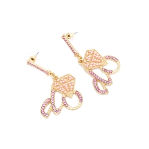 Détail de boucles d'oreilles dorées avec perles roses et lettre M ornée de strass