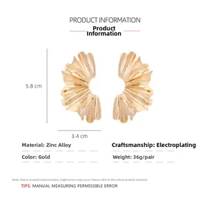 Detail of gold ginkgo leaf earrings with dimensions 5.8x3.4cm in zinc alloy