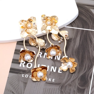 Goldene Blumen-Ohrringe mit mehrlagigen Metallblättern und weißen Perlen für Damen