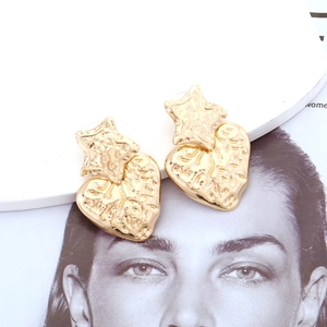 Boucles d'oreilles vintage dorées avec étoiles et cœurs à texture martelée