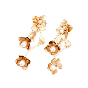 Elegante goldene Blumenohrringe mit dreifachen Blütenblättern und weißen Perlenakzenten