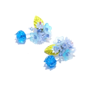 Boucles d'oreilles artisanales en perles avec fleurs bleues et feuilles vertes