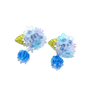 Boucles d'oreilles fleuries faites main avec perles bleues et feuilles vertes