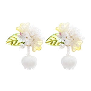 Boucles d'oreilles florales en perles avec feuille verte et pendentifs de muguet
