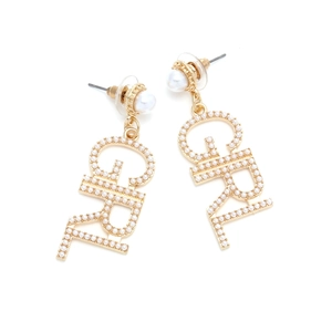 Orecchini pendenti dorati con lettere GIRL e perle bianche dal design vintage minimal