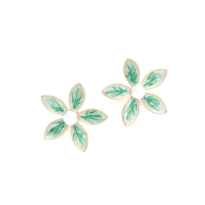 Détail de boucles d'oreilles à fleurs avec émail vert et perles blanches nacrées
