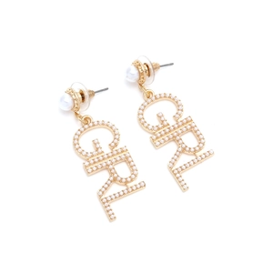 Orecchini in lega dorata con scritta GIRL e micro perle su sfondo bianco pulito