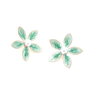 Boucles d'oreilles fleurs en émail vert avec perles blanches et bordures dorées