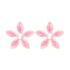 Boucles d'oreilles fleuries avec pétales en émail rose et perle centrale sur fond blanc