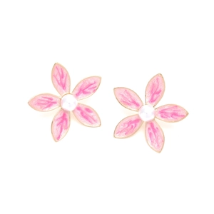 Gros plan de boucles d'oreilles fleur de cerisier rose émaillé et cœur perlé