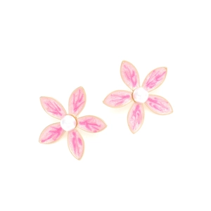 Détail de boucles d'oreilles fleurs roses avec pétales émaillés et perles
