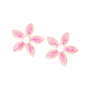 Boucles d'oreilles fleurs en émail rose avec bord doré et perle sur fond blanc