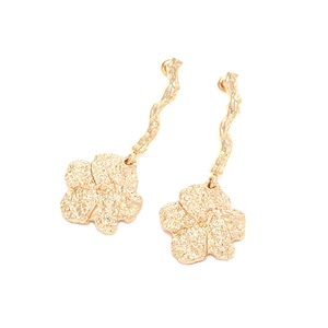 Minimalist gold flower drop earrings with hammered texture finish for women in vacation style