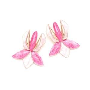Chic pink and white enamel flower earrings with gold-plated metal petals and floral details