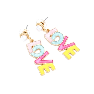 Orecchini a lettera LOVE in smalto colorato con perle finte e design alla moda dorato