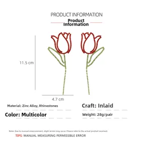 Détail de boucles d'oreilles tulipes avec cristaux rouges, taille 11,5cm x 4,7cm